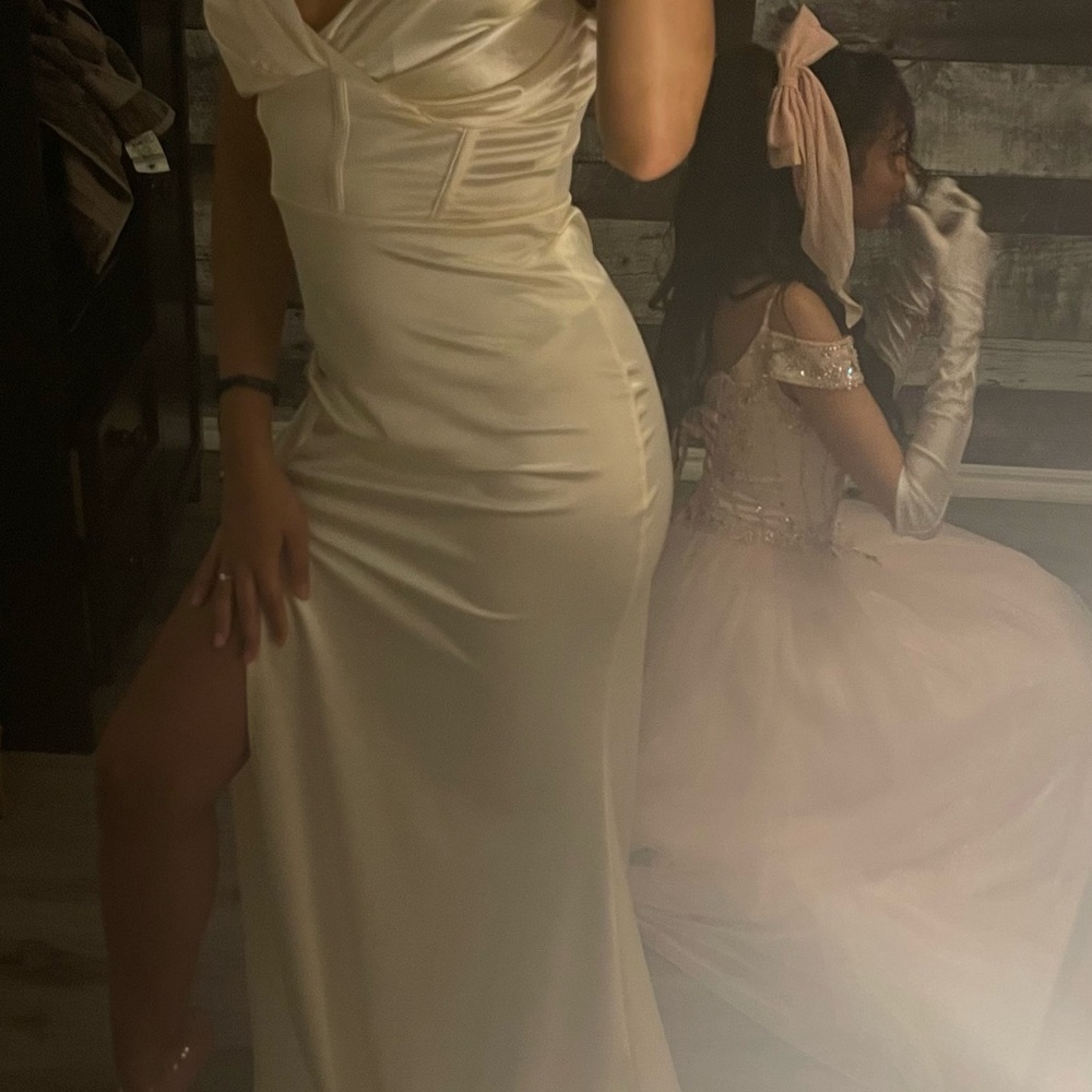 Elegant Cream Evening Gown - Picture 1 of 3
